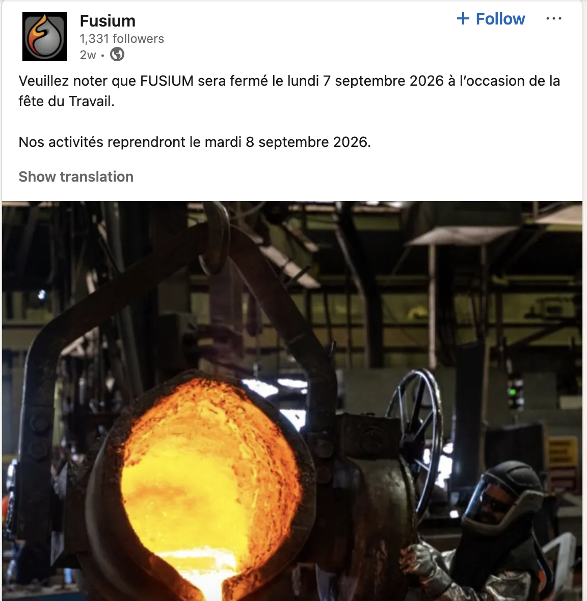 Publication LinkedIn de Fusium annonçant la fermeture de la fête du Travail, avec une photo de coulée de métal en fusion